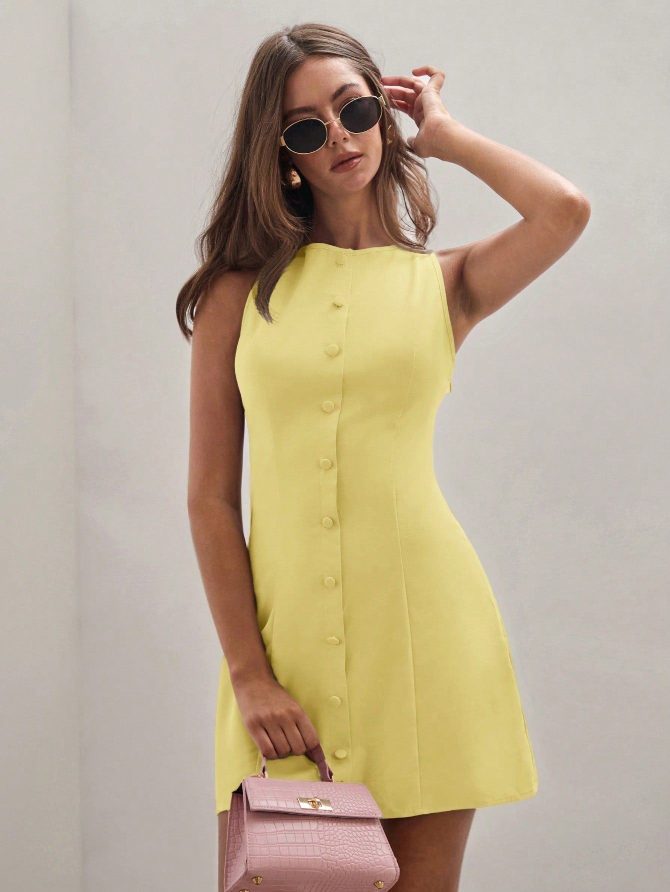 Charme Élégant – Robe Sans Manches à Boutons